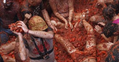 معركة الطماطم.. فعاليات كرنفال توماتينا الإسباني