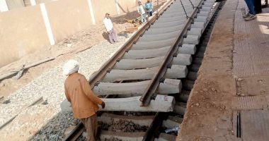 تجديد قضبان السكة الحديد داخل محطة قطارات بسوهاج.. صور