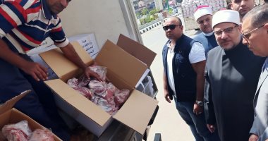 وزير الأوقاف ومحافظ الشرقية يوزعان 2 طن لحوم أضاحى و 3.5 مواد غذائية 