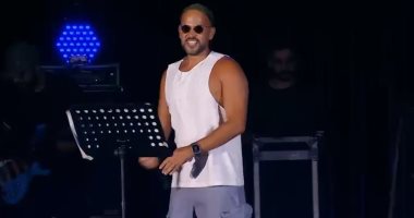 المطرب أبو يختتم حفله فى مهرجان العلمين بأغنية "محتار"