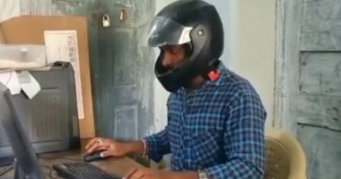 موظفو مصلحة حكومية بالهند يرتدون خوذات دراجات نارية داخل مكاتبهم.. اعرف السبب