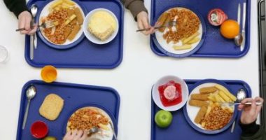 الجارديان: آلاف المدارس فى بريطانيا تقدم وجبات تزيد من خطر الإصابة بالسرطان