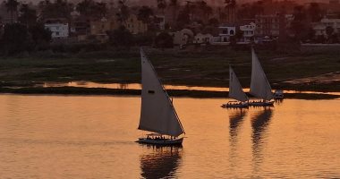 صورة اليوم.. المراكب الشراعية بهجة وسحر خاص وقت الغروب فى نهر النيل بالأقصر