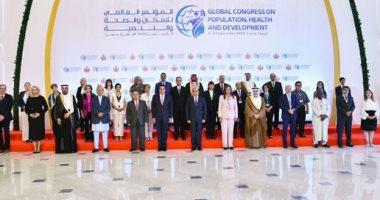 الرئيس السيسى يلتقط صورة تذكارية مع المشاركين بالمؤتمر العالمى للسكان والصحة