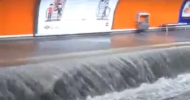 مياه الفيضانات تتدفق داخل مترو فى إسبانيا.. وارتفاع الضحايا لـ3 أشخاص