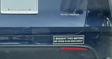 ملصق يثير الجدل على سيارة تسلا: "اشتريت هذا قبل أن نعرف أن إيلون مجنونًا"