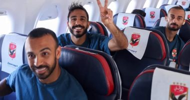 صور لاعبى النادى الأهلى من داخل الطائرة أثناء عودتهم إلى القاهرة