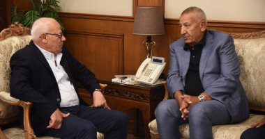 محافظ بورسعيد يستقبل "أبو على" ويجدد دعمه للنادى المصرى بالموسم الجديد