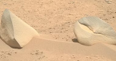 مركبة ناسا ترصد صخورا تشبه زعانف سمك القرش ومخلب سلطعون على المريخ