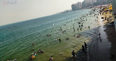  زحام على شواطئ الإسكندرية بعد ارتفاع درجات الحرارة