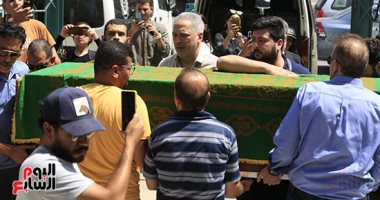وصول جثمان والدة الإعلامى تامر أمين لمسجد السلام بمدينة نصر 