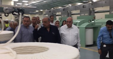 وزير قطاع الأعمال العام يتابع التشغيل التجريبى لمصنع "غزل 4" ويشهد أول شحنة تصدير