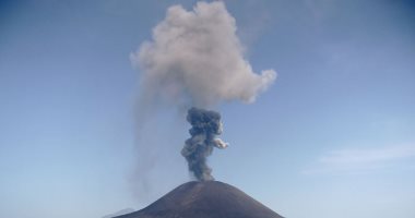 ثوران بركان "آناك كراكاتو" فى إندونيسيا والرماد البركانى يصل لارتفاع 1000 متر