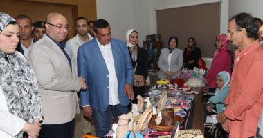 وزير التنمية المحلية ومحافظ بنى سويف يفتتحان معرض أيادى مصر 