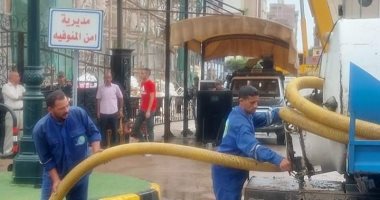 شفط تجمعات مياه الأمطار من شوارع مدينة شبين الكوم