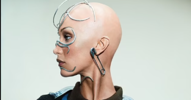 بيلا حديد تتحول لروبوت أصلع يعمل بالذكاء الاصطناعي فى حملة لعلامة تجارية