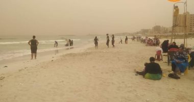 إعصار "دانيال".. عاصفة ترابية تعيق حركة المصطافين على شواطئ الإسكندرية