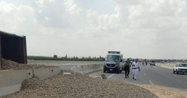 رفع سيارة نقل محملة بالزلط وإعادة فتح طريق 30 يونيو بالإسماعيلية 
