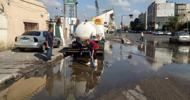 إصلاح كسر ماسورة مياه بشارع بأكبر شوارع الإسماعيلية وسحب المياه المتراكمة