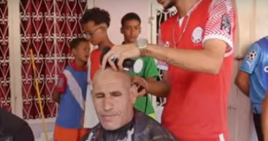شاهد.. شباب بالمغرب يقدمون حلاقة مجانية لضحايا الزلزال