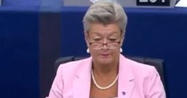المفوضية الأوروبية تشغل "التريكو" أثناء كلمة رئيستها بالاتحاد الأوروبى.. فيديو