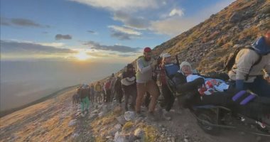 أمريكية تتسلق قمة جبل إلبرت على كرسى متحرك بمساعدة متطوعين "صور"