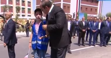الرئيس السيسي يقبل رأس طفلة بكت خلال لقائه فى محافظة بنى سويف