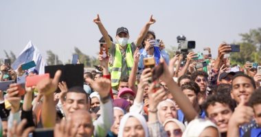 الحشود من محافظة بنى سويف يرحبون بالرئيس السيسى خلال زياته لقرية سدس الأمراء