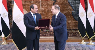 الرئيس السيسى يمنح النائب العام السابق وسام الجمهورية من الطبقة الأولى