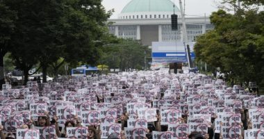 مظاهرة لمعلمى كوريا الجنوبية للمطالبة بقوانين تحميهم من أولياء الأمور المسيئين