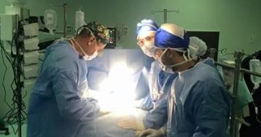 إجراء عمليات جراحية وتسليم سماعات وأطراف صناعية لعدد من المرضى بكفر الشيخ