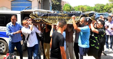 وصول جثمان شقيق محمد فؤاد لأداء صلاة الجنازة بمسجد أنس بن مالك