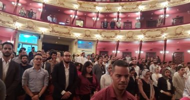 مهرجان المسرح العربى يبدأ حفل الختام بدقيقة حداد على روح الفنان أشرف مصيلحى