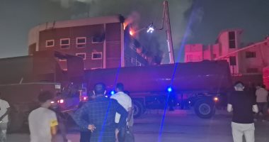 إخماد حريق هائل داخل مصنع أثاث وموبيليا فى 15 مايو
