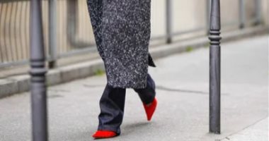  دليلك لتنسيق الحذاء الأحمر مع الملابس المختلفة بشكل أنيق