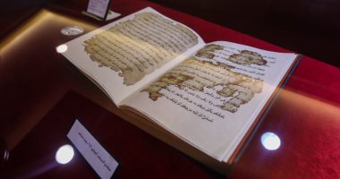 أول فيديو لترميم مصحف حجازى عمره 1400 سنة