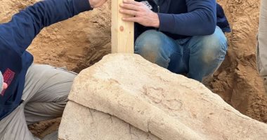 التنقيب بمقبرة رومانية يكشف توابيت منحوتة بصور العنب والدلافين فى غزة 