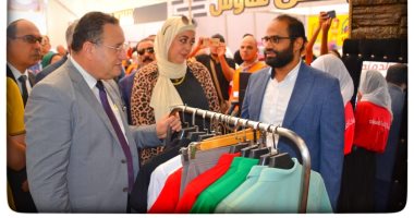رئيس جامعة الإسكندرية يفتتح المعرض الخيرى للملابس لخدمة الطلاب