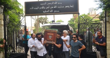 جمال ومحمد العدل يحضران جنازة أحمد ابن شقيقهما وانهيار والدته من البكاء