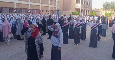 ترديد تحية العلم والنشيد الوطنى داخل 240 مدرسة بكفر الشيخ فى أول يوم دراسى