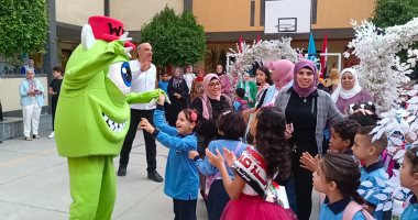 بالورود وتوزيع والأعلام.. مدارس دسوق تبدأ الحصص الدراسية والأطفال سعداء
