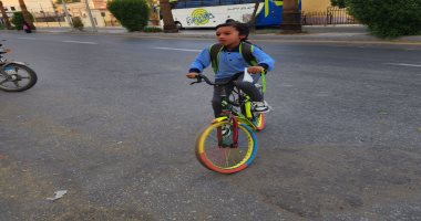 صورة اليوم.. طفل أقصري يذهب للمدرسة على دراجة هوائية في أول دراسى