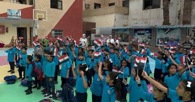 "تحيا مصر".. تلاميذ بورسعيد يبدأون طابور أول أيام العام الدراسي الجديد.. صور   