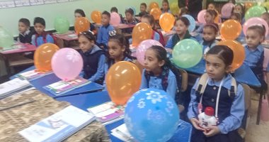 توزيع هدايا وبالونات على التلاميذ فى مدارس كفر الشيخ.. صور