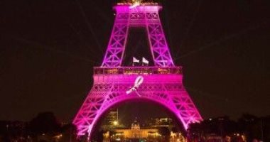 باريس تضىء برج إيفل والنصب التذكارى وقوس النصر باللون الوردى اليوم