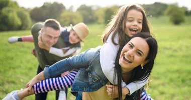 4 طرق رائعة لتقوية الروابط العائلية.. منها التشجيع على اللعب