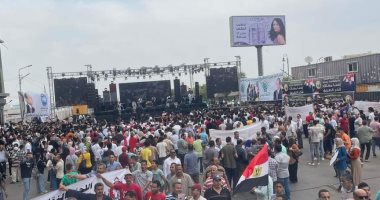الآلاف يتوافدون على استاد طنطا للاحتفال بنصر أكتوبر ومطالبة السيسي بالترشح.. صور