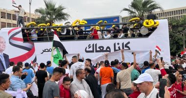أتوبيس مكشوف يجوب ميدان النهضة ويرفع لافتات الرئيس السيسي "كلنا معاك"