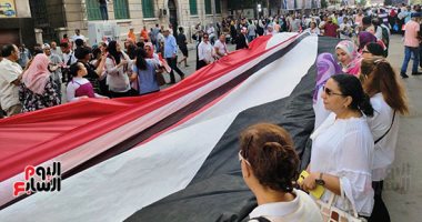 70 مترًا.. أطول علم لمصر فى مسيرات دعم الرئيس السيسى بالإسكندرية.. صور