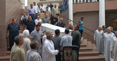 المئات يشيعون جثمان الدكتور سعد الدين إبراهيم بمسقط رأسه بالدقهلية.. فيديو وصور